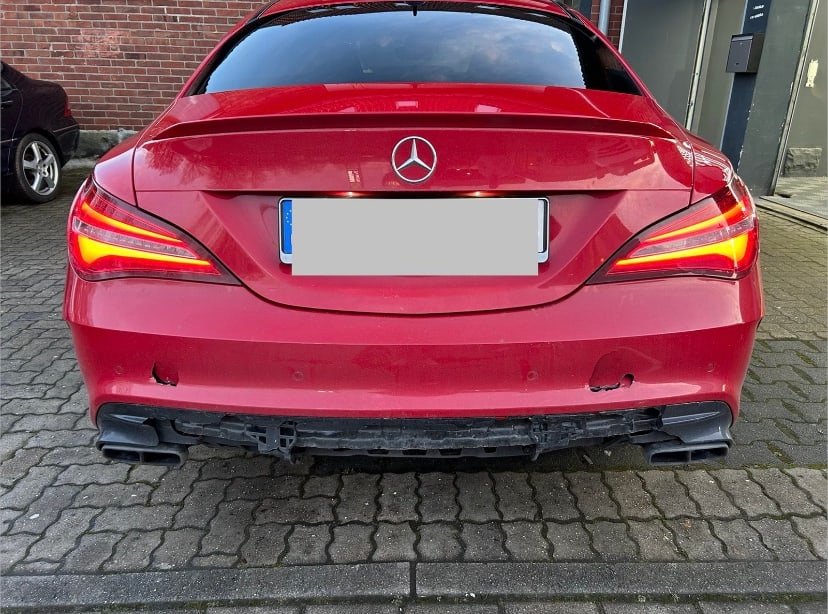 Heckschaden an einem roten Mercedes CLA