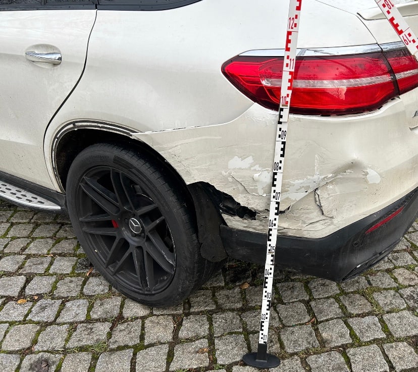 Heckseitenschaden an einem Mercedes GLE mit Messlatte
