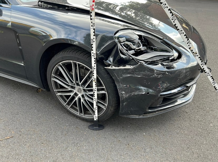 Frontschaden an einem Porsche Panamera mit Messlatte
