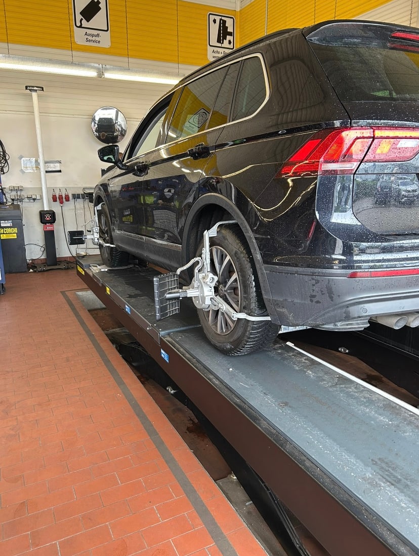 VW Tiguan auf dem Achsmessstand