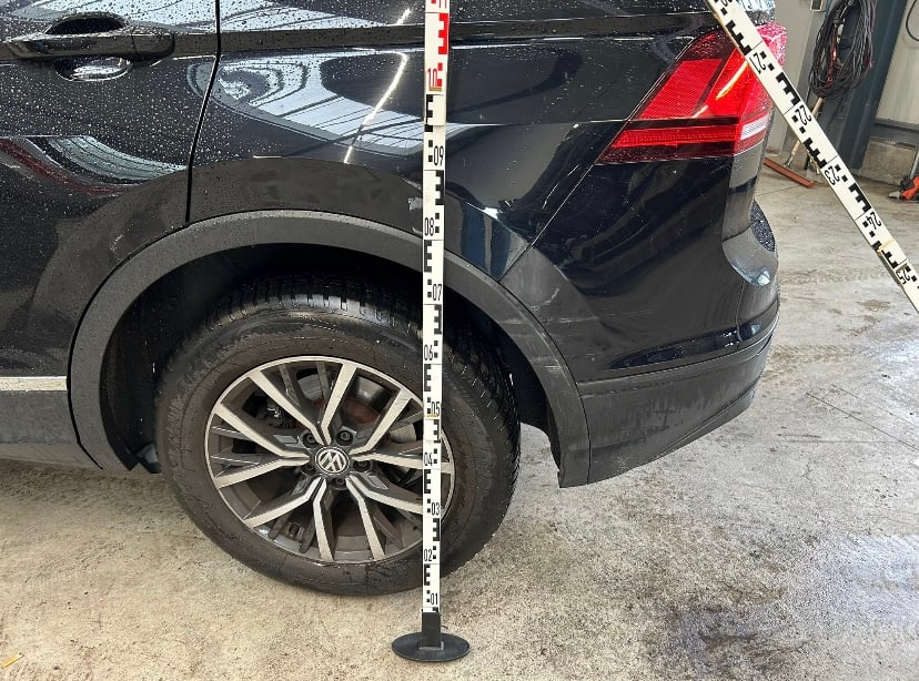 Seitenschaden an einem VW Tiguan mit Messlatte