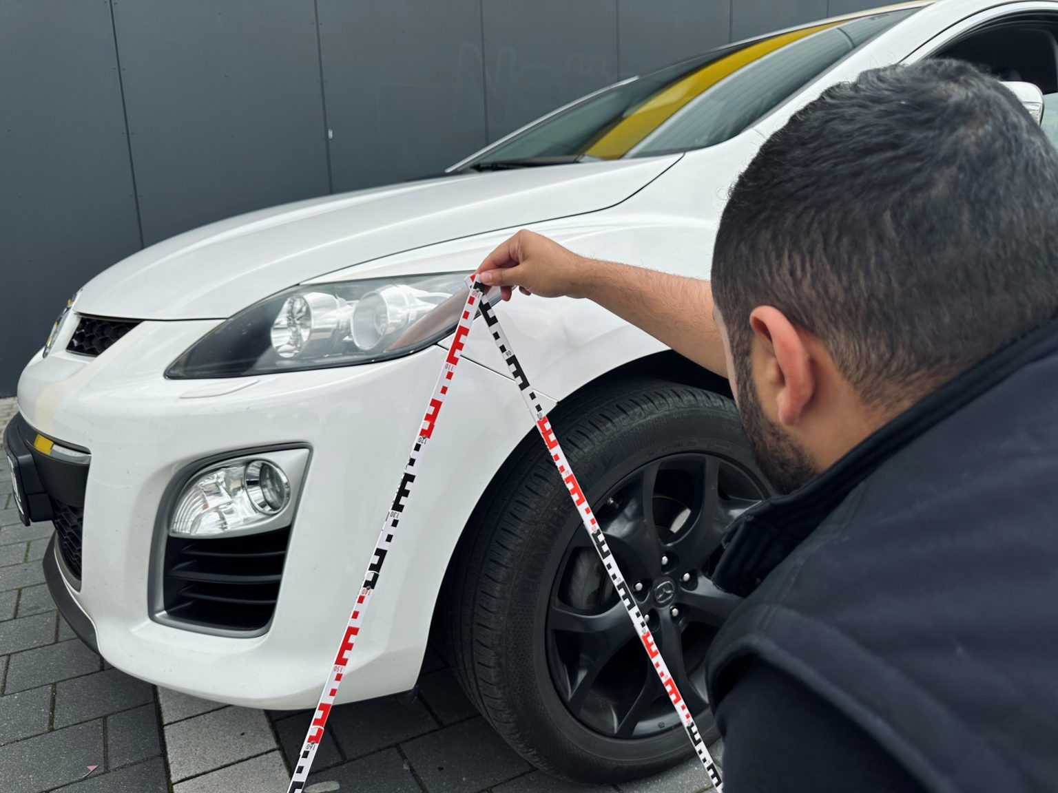Vermessung eines Schadens an der Fahrzeugfront